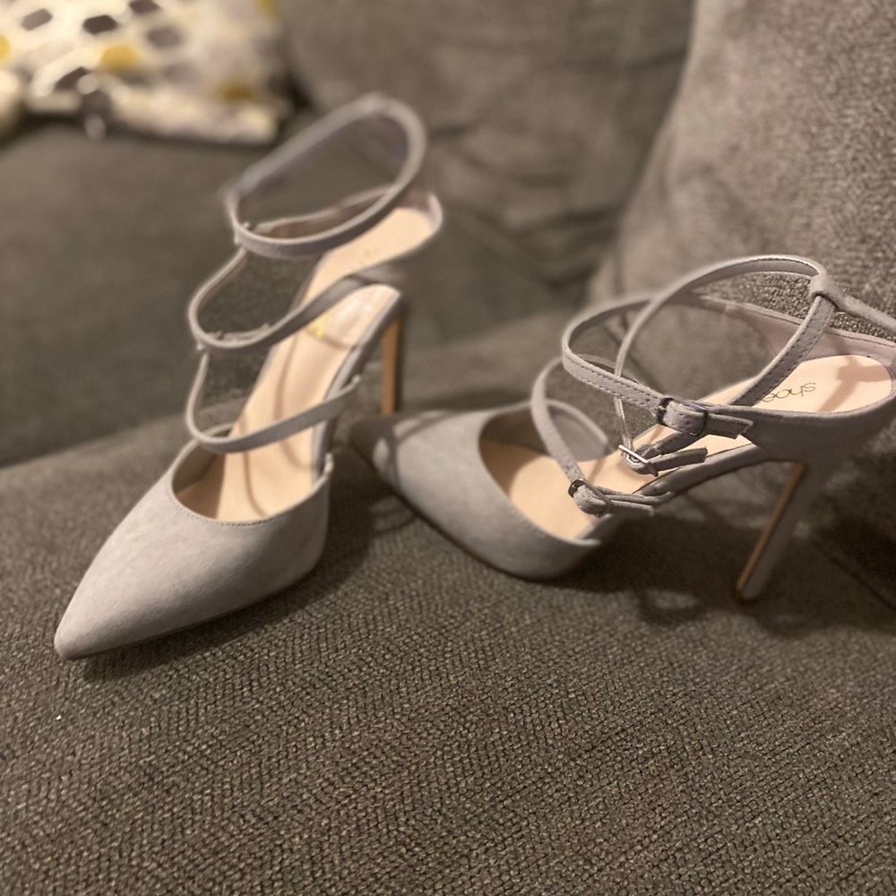 Gray pumps